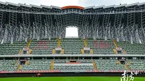 外媒爆料：盖伊红牌瞬间，基恩怒指头部质问：“你这是何必呢？”