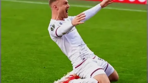 “张子宇身高2米27，天赋异禀，展现单手抓球神技！”